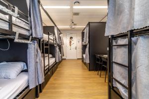 Hostelle - women only hostel Amsterdam客房内的一张或多张床位