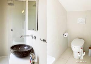 ein Bad mit einem Waschbecken und einem WC in der Unterkunft Il Cactus: una piccola oasi in paese in Favignana