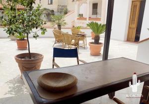 einen Tisch mit einer Holzschüssel darüber in der Unterkunft Il Cactus: una piccola oasi in paese in Favignana