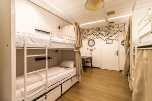 Hostelle - women only hostel Amsterdam客房内的一张或多张床位