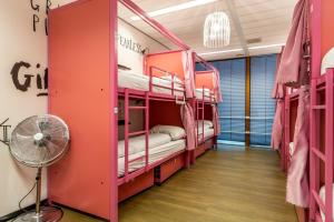 Hostelle - women only hostel Amsterdam客房内的一张或多张床位