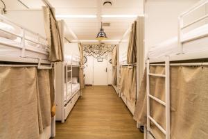 Hostelle - women only hostel Amsterdam客房内的一张或多张床位