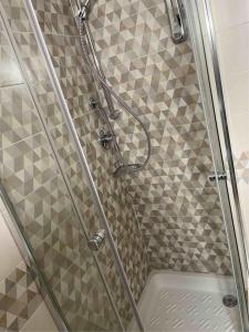 eine Dusche mit Glastür im Bad in der Unterkunft Pisani Hotel in San Nicola La Strada