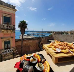 シラクーサにあるB&B Marina di Ortigiaの海の景色を望むテーブル(寿司付)