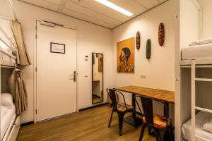 Hostelle - women only hostel Amsterdam客房内的一张或多张床位