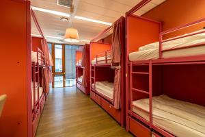 Hostelle - women only hostel Amsterdam客房内的一张或多张床位