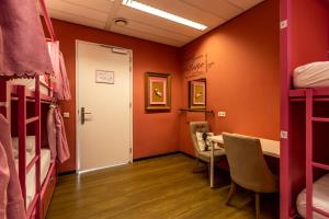 Hostelle - women only hostel Amsterdam客房内的一张或多张床位