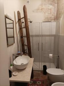 Appartamento in Cascina Cortazza في كريمونا: حمام مع دش ومغسلة ومرحاض