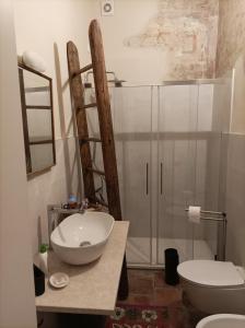 Un baño con ducha, lavabo e inodoro. en Appartamento in Cascina Cortazza, en Cremona 27 fotos más