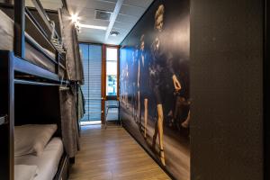 Hostelle - women only hostel Amsterdam客房内的一张或多张床位