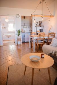 a living room with a table and a kitchen at Ferienwohnung Nr 4 Boddenblick Kanu Natur Rügen in Zudar