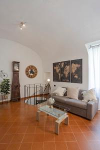 Home d'Elite Trevi Fountain في روما: غرفة معيشة مع أريكة وطاولة