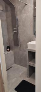 y baño con ducha y lavamanos. en BR sc NR2-całe mieszkanie en Szczecinek