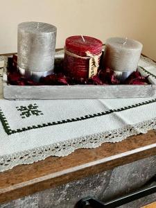 Deux bougies sont assises sur une table dans l'établissement Villa Aurelia, à Großkirchheim