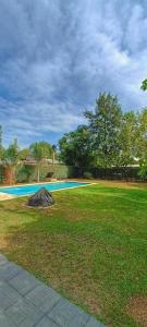 un patio con piscina con césped en Quinta Parque Sakura Exaltación de la cruz en Pavón