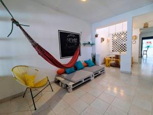 - un salon avec un hamac et un canapé dans l'établissement Bona Vida Apartments, à Ríohacha