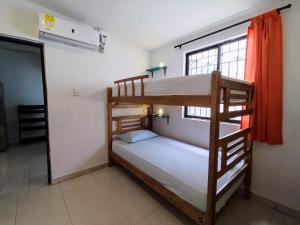 2 literas en una habitación con ventana en Bona Vida Apartments en Riohacha
