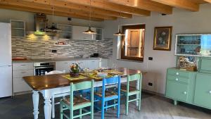 Η κουζίνα ή μικρή κουζίνα στο Loft con terrazza vista golfo e colline