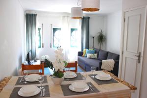 アヴェイロにあるLovely Apartment in the Center Of Aveiroのリビングルーム(テーブル、青いソファ付)