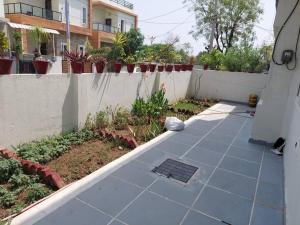 um pátio com um jardim em frente a um edifício em Diva Villa em Dabok