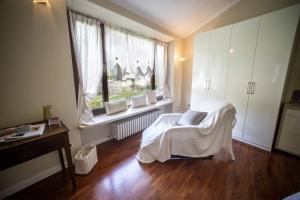 Schlafzimmer mit einem Bett, einem Fenster und einem Schreibtisch in der Unterkunft Domus Fontis Pescaia in Spoleto