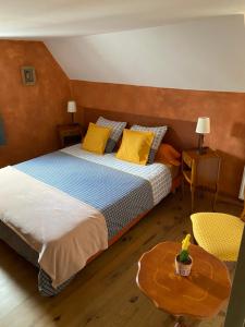 ダンバッハ・ラ・ヴィルにあるLe Cocon du Potierのベッドルーム1室(ベッド2台、テーブル付)