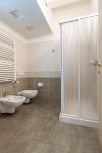 La salle de bains est pourvue d'une douche, de toilettes et d'un lavabo. dans l'établissement PratoSanto, relax nel cuore di Verona, à Vérone