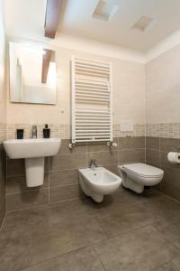 un bagno con lavandino, vasca e WC di PratoSanto, relax nel cuore di Verona a Verona Altre 37 foto