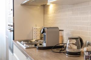 un bancone della cucina con una macchinetta del caffè su un piano rialzato di PratoSanto, relax nel cuore di Verona a Verona