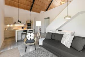 a living room with a couch and a kitchen at Villa Arneiro 1 in Vimeiro