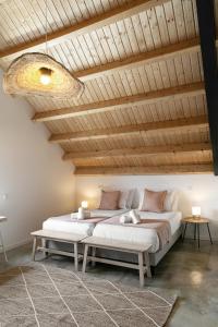 um quarto com 2 camas e um tecto de madeira em Villa Arneiro 1 em Vimeiro