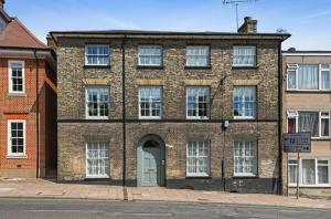 an old brick building with a door on a street at 119 Flat 2 Northgate st - Stylish one bedroom apartment set within walking distance to town, spacious living space with public car park close by in Bury Saint Edmunds