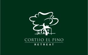 un logotipo de árbol en blanco sobre fondo verde en Cortijo El Pino Retreat en Albuñuelas