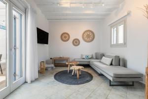 sala de estar con sofá y mesa en Ivi Mykonean Suites Mimoza Ornos Beach, en Ornos