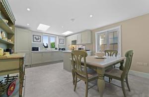 a kitchen with a table and chairs in a room at 119 Flat 2 Northgate st - Stylish one bedroom apartment set within walking distance to town, spacious living space with public car park close by in Bury Saint Edmunds