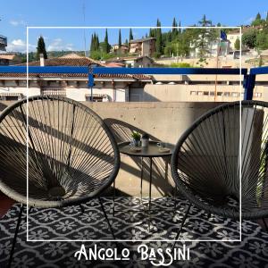 2 Stühle und ein Tisch auf dem Balkon in der Unterkunft Angolo Bassini - Apartment in Verona