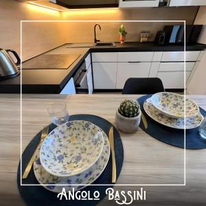 eine Küche mit einem Tisch mit Tellern darauf in der Unterkunft Angolo Bassini - Apartment in Verona