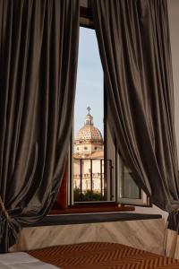 - une vue sur le bâtiment depuis la fenêtre dans l'établissement Hotel Roma Vaticano, à Rome