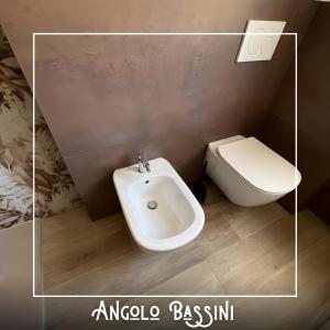 ein Bad mit einem Bidet und einem WC in der Unterkunft Angolo Bassini - Apartment in Verona