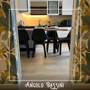 eine Küche mit einem Tisch und Stühlen im Zimmer in der Unterkunft Angolo Bassini - Apartment in Verona