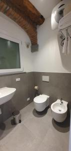 La salle de bains est pourvue d'un lavabo et de toilettes. dans l'établissement La Castellana Loft Hotel, à Bergame