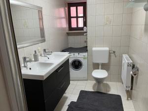 Ett badrum på Helle Zwei-Zimmer-Stadt-Wohnung am Bismarkplatz mit Tiefgarage