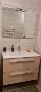 un baño con lavabo y espejo en Appt à Ancelle pied des pistes, en Ancelle 38 fotos más