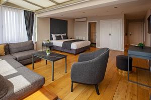 イスタンブールにあるMoss Suites Hotelのベッドとソファ付きのホテルルーム