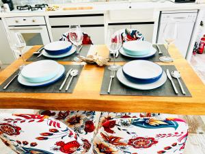 a table with blue and white plates and silverware at MENTIROSANATA in Málaga