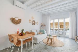 sala de estar con mesa y sofá en Ivi Mykonean Suites Mimoza Ornos Beach en Ornos
