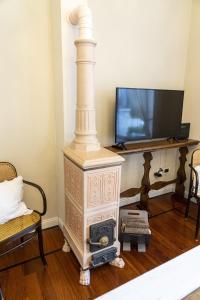 a white fireplace in a living room with a television at Domus Fontis Pescaia in Spoleto