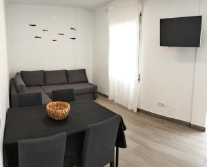 ein Wohnzimmer mit einem Sofa und einem Tisch in der Unterkunft Casas da Cacilda II in Nazaré
