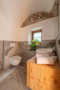 une salle de bain avec un lavabo, des toilettes et une baignoire dans l'établissement Albertini Vacanze, à Brez