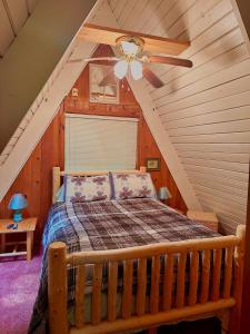 sypialnia z łóżkiem i wentylatorem sufitowym w obiekcie Buckberry Creek Chalet w mieście Gatlinburg